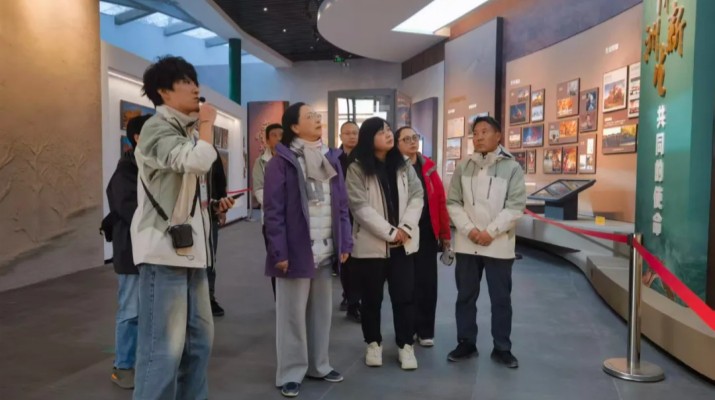 10月17日-18日，甘肅文旅集團黨委副書記、總經理馬文玫帶隊赴集團旗下子公司運營集團代管運營的額濟納胡楊林景區、額濟納胡楊生態文化科普館等地開展專題考察調研，了解額濟納胡楊林景區運營成效，并與額濟納